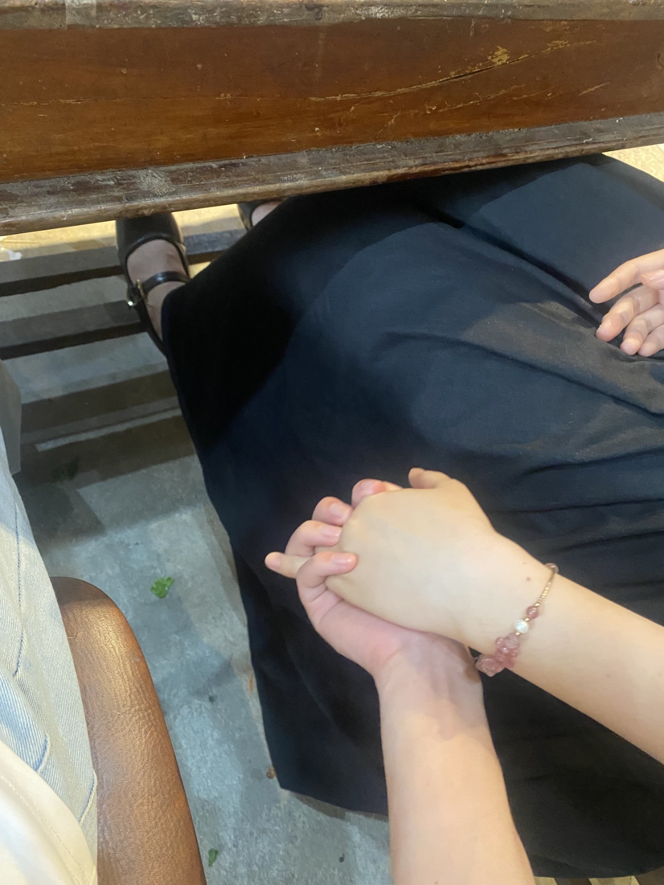 Cái nắm tay ấm áp